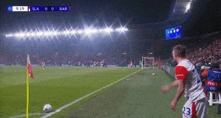 乐鱼官方-布拉格角球机会，库塞后点包抄破门，布拉格1-0巴萨