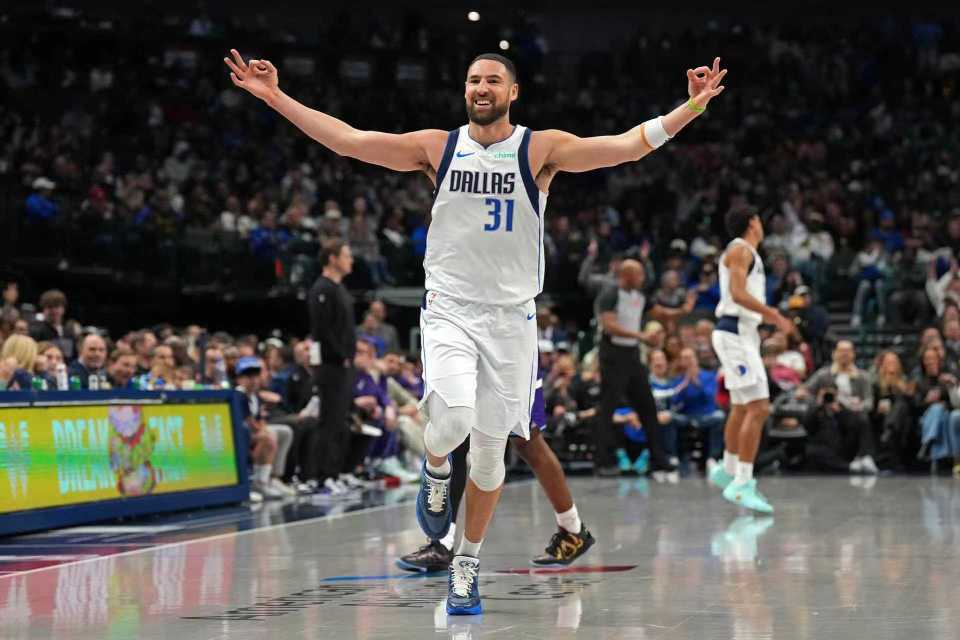 乐鱼下载-克莱半场23+6三分迎17000分里程碑 独行侠三状元缺席大胜爵士