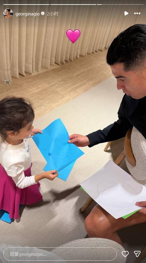 乐鱼官方-乔治娜晒C罗在家带女儿照片，他已经连续两场比赛缺席